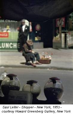 Saul Leiter - Shopper - New York, 1953 - courtesy Howard Greenberg Gallery, New York