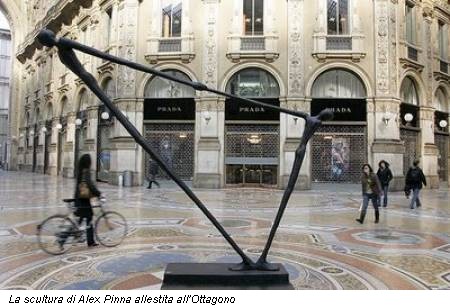 La scultura di Alex Pinna allestita all'Ottagono