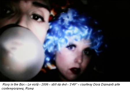 Roxy in the Box - Le voilà - 2006 - still da dvd - 3’49’’ - courtesy Dora Diamanti arte contemporanea, Roma