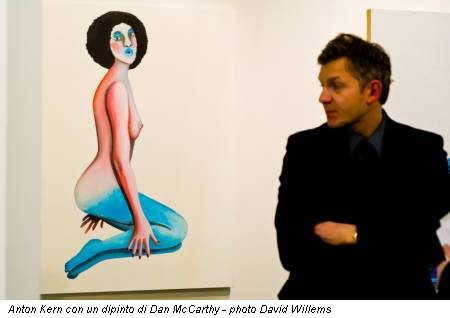 Anton Kern con un dipinto di Dan McCarthy - photo David Willems