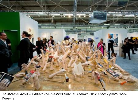 Lo stand di Arndt & Partner con l’installazione di Thomas Hirschhorn - photo David Willems