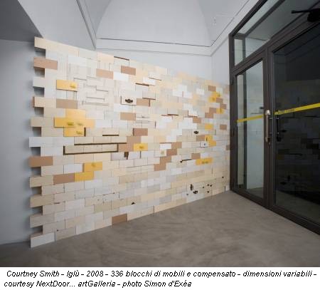 Courtney Smith - Iglù - 2008 - 336 blocchi di mobili e compensato - dimensioni variabili - courtesy NextDoor... artGalleria - photo Simon d'Exéa