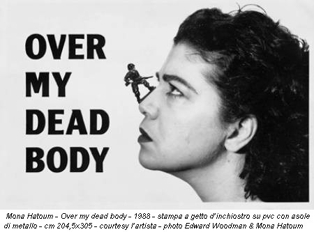 Mona Hatoum - Over my dead body - 1988 - stampa a getto d’inchiostro su pvc con asole di metallo - cm 204,5x305 - courtesy l’artista - photo Edward Woodman & Mona Hatoum