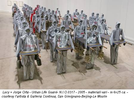 Lucy + Jorge Orta - Urban Life Guard- N.I.O.0317 - 2005 - materiali vari - m 6x25 ca. - courtesy l’artista & Galleria Continua, San Gimignano-Beijing-Le Moulin