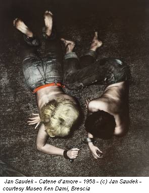 Jan Saudek - Catene d’amore - 1958 - (c) Jan Saudek - courtesy Museo Ken Dami, Brescia