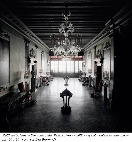 Matthias Schaller - Controfacciata, Palazzo Volpi - 2005 - c-print montata su alluminio - cm 180x180 - courtesy Ben Brown, UK