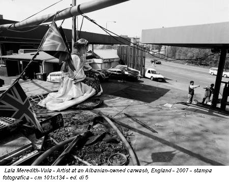 Lala Meredith-Vula - Artist at an Albanian-owned carwash, England - 2007 - stampa fotografica - cm 101x134 - ed. di 5