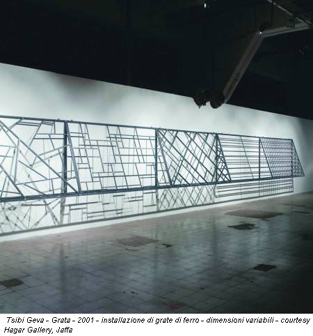 Tsibi Geva - Grata - 2001 - installazione di grate di ferro - dimensioni variabili - courtesy Hagar Gallery, Jaffa