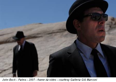 John Bock - Palms - 2007 - frame da video - courtesy Galleria Giò Marconi