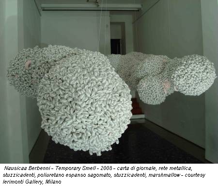 Nausicaa Berbenni - Temporary Smell - 2008 - carta di giornale, rete metallica, stuzzicadenti, poliuretano espanso sagomato, stuzzicadenti, marshmallow - courtesy Ierimonti Gallery, Milano