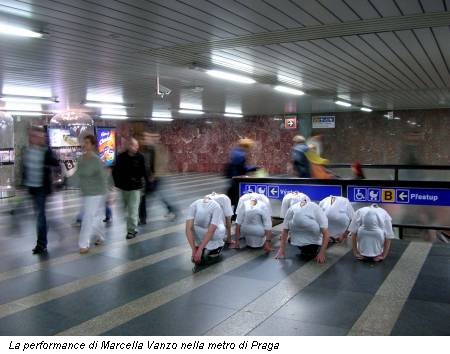 La performance di Marcella Vanzo nella metro di Praga