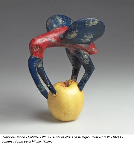 Gabriele Picco - Untitled - 2007 - scultura africana in legno, mela - cm 25x18x14 - courtesy Francesca Minini, Milano
