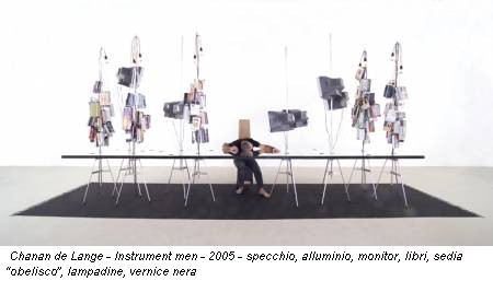 Chanan de Lange - Instrument men - 2005 - specchio, alluminio, monitor, libri, sedia “obelisco”, lampadine, vernice nera