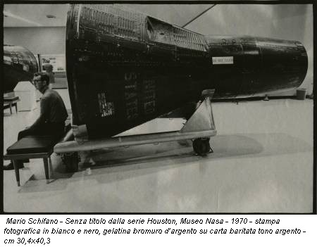 Mario Schifano - Senza titolo dalla serie Houston, Museo Nasa - 1970 - stampa fotografica in bianco e nero, gelatina bromuro d’argento su carta baritata tono argento - cm 30,4x40,3