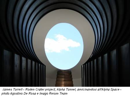 James Turrell - Roden Crater project, Alpha Tunnel, avvicinandosi all'Alpha Space - photo Agostino De Rosa e Imago Rerum Team