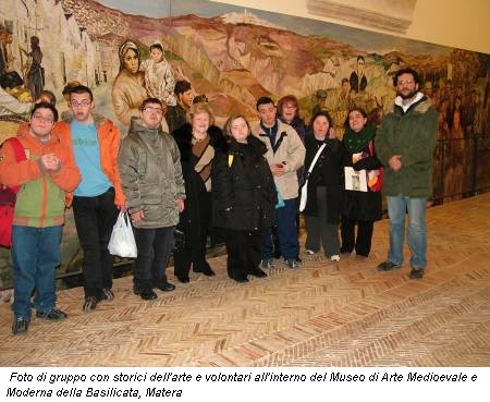 Foto di gruppo con storici dell'arte e volontari all'interno del Museo di Arte Medioevale e Moderna della Basilicata, Matera