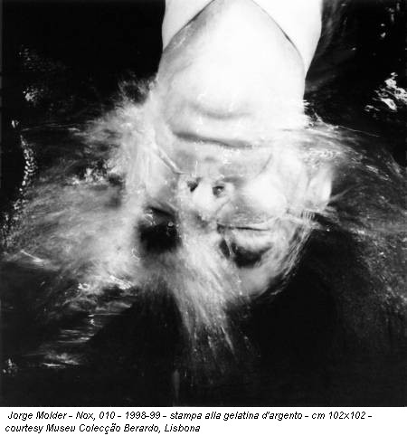 Jorge Molder - Nox, 010 - 1998-99 - stampa alla gelatina d'argento - cm 102x102 - courtesy Museu Colecção Berardo, Lisbona