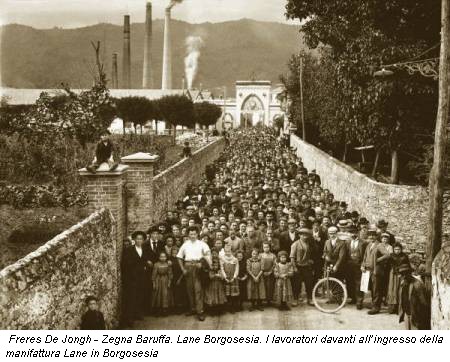 Freres De Jongh - Zegna Baruffa. Lane Borgosesia. I lavoratori davanti all’ingresso della manifattura Lane in Borgosesia
