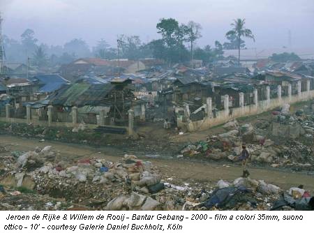 Jeroen de Rijke & Willem de Rooij - Bantar Gebang - 2000 - film a colori 35mm, suono ottico - 10’ - courtesy Galerie Daniel Buchholz, Köln