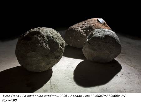 Yves Dana - Le miel et les cendres - 2005 - basalto - cm 60x90x70 / 60x65x60 / 45x70x60