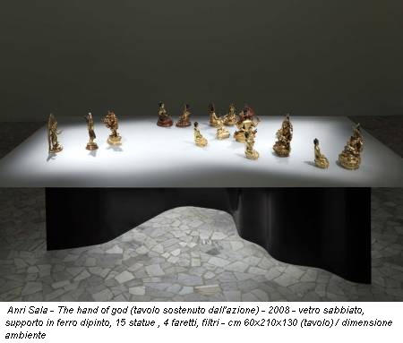 Anri Sala - The hand of god (tavolo sostenuto dall'azione) - 2008 - vetro sabbiato, supporto in ferro dipinto, 15 statue , 4 faretti, filtri - cm 60x210x130 (tavolo) / dimensione ambiente