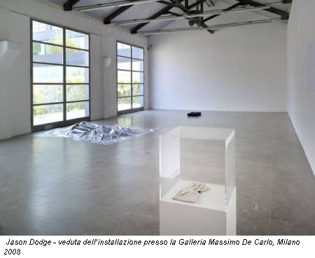 Jason Dodge - veduta dell’installazione presso la Galleria Massimo De Carlo, Milano 2008