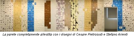 La parete completamente allestita con i disegni di Cesare Pietroiusti e Stefano Arienti