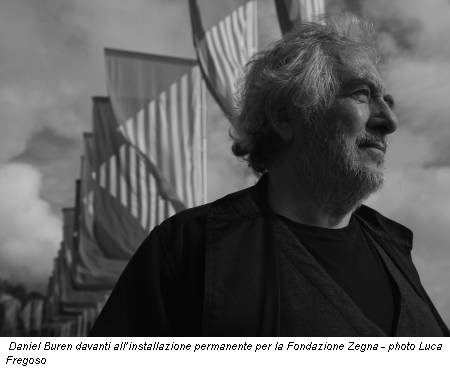 Daniel Buren davanti all’installazione permanente per la Fondazione Zegna - photo Luca Fregoso
