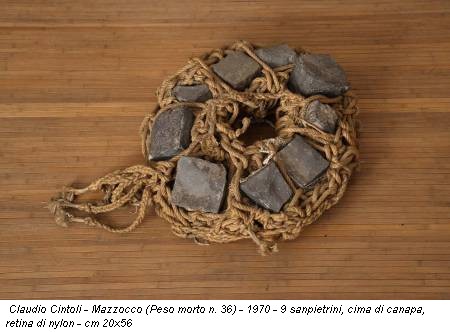 Claudio Cintoli - Mazzocco (Peso morto n. 36) - 1970 - 9 sanpietrini, cima di canapa, retina di nylon - cm 20x56