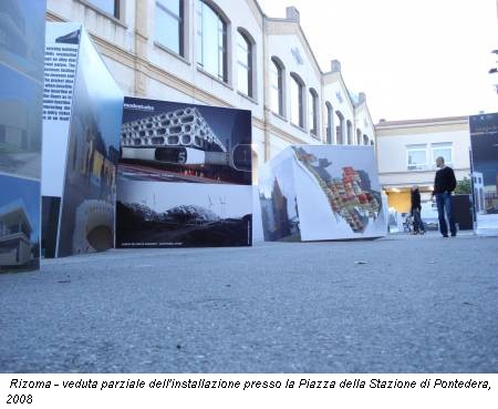 Rizoma - veduta parziale dell'installazione presso la Piazza della Stazione di Pontedera, 2008