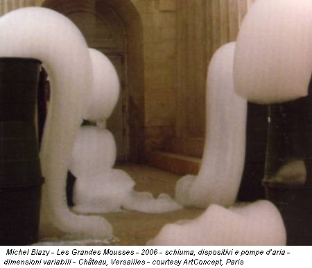 Michel Blazy - Les Grandes Mousses - 2006 - schiuma, dispositivi e pompe d’aria - dimensioni variabili - Château, Versailles - courtesy ArtConcept, Paris