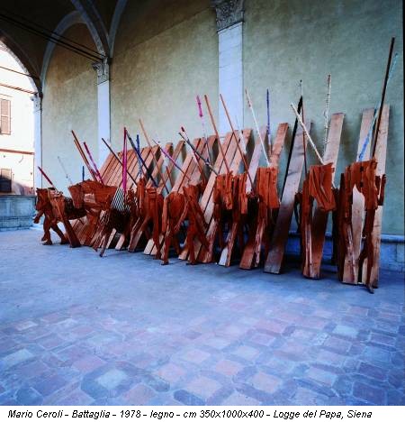Mario Ceroli - Battaglia - 1978 - legno - cm 350x1000x400 - Logge del Papa, Siena