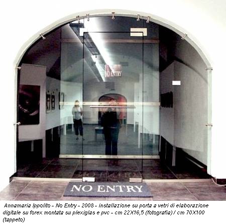 Annamaria Ippolito - No Entry - 2008 - installazione su porta a vetri di elaborazione digitale su forex montata su plexiglas e pvc - cm 22X16,5 (fotografia) / cm 70X100 (tappeto)