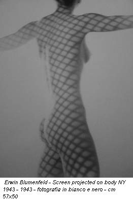 Erwin Blumenfeld - Screen projected on body NY 1943 - 1943 - fotografia in bianco e nero - cm 57x50