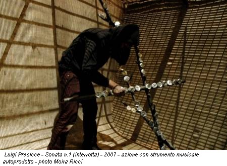 Luigi Presicce - Sonata n.1 (interrotta) - 2007 - azione con strumento musicale autoprodotto - photo Moira Ricci
