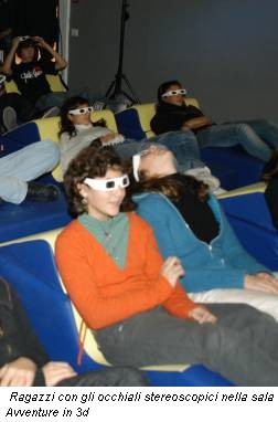 Ragazzi con gli occhiali stereoscopici nella sala Avventure in 3d