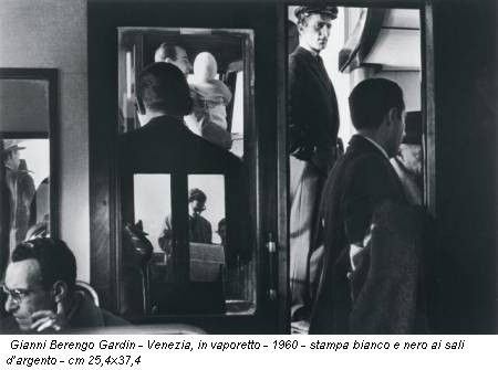 Gianni Berengo Gardin - Venezia, in vaporetto - 1960 - stampa bianco e nero ai sali d’argento - cm 25,4x37,4
