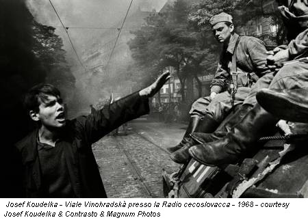 Josef Koudelka - Viale Vinohradskà presso la Radio cecoslovacca - 1968 - courtesy Josef Koudelka & Contrasto & Magnum Photos