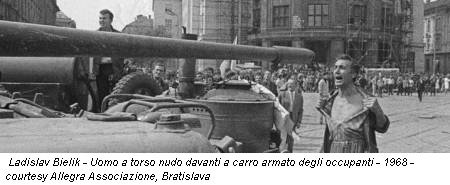 Ladislav Bielik - Uomo a torso nudo davanti a carro armato degli occupanti - 1968 - courtesy Allegra Associazione, Bratislava