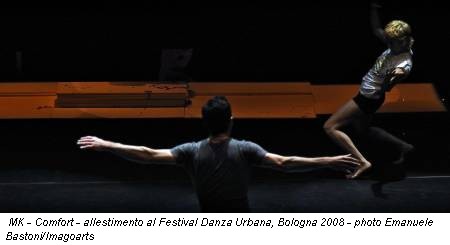 MK - Comfort - allestimento al Festival Danza Urbana, Bologna 2008 - photo Emanuele Bastoni/Imagoarts