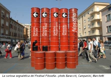 La curiosa segnaletica del Festival Filosofia - photo Baracchi, Campanini, Marchetti