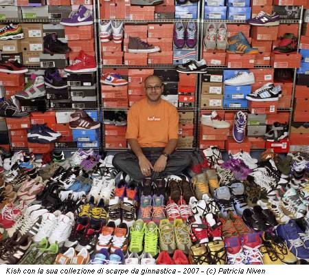 Kish con la sua collezione di scarpe da ginnastica - 2007 - (c) Patricia Niven