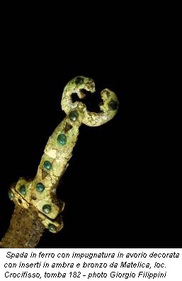 Spada in ferro con impugnatura in avorio decorata con inserti in ambra e bronzo da Matelica, loc. Crocifisso, tomba 182 - photo Giorgio Filippini