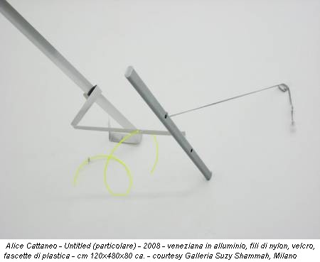 Alice Cattaneo - Untitled (particolare) - 2008 - veneziana in alluminio, fili di nylon, velcro, fascette di plastica - cm 120x480x80 ca. - courtesy Galleria Suzy Shammah, Milano