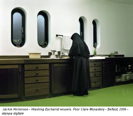 Jackie Nickerson - Washing Eucharist vessels. Poor Clare Monastery - Belfast, 2006 - stampa digitale