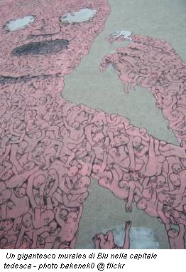 Un gigantesco murales di Blu nella capitale tedesca - photo bakenek0 @ flickr