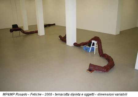 MP&MP Rosado - Fetiche - 2008 - terracotta dipinta e oggetti - dimensioni variabili