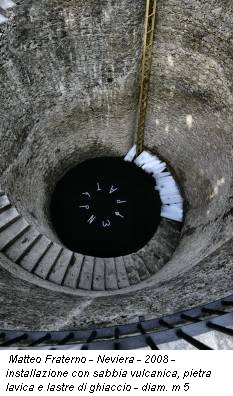 Matteo Fraterno - Neviera - 2008 - installazione con sabbia vulcanica, pietra lavica e lastre di ghiaccio - diam. m 5