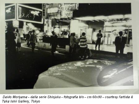 Daido Moriyama - dalla serie Shinjuku - fotografia b/n - cm 60x90 - courtesy l'artista & Taka Ishii Gallery, Tokyo