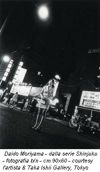 Daido Moriyama - dalla serie Shinjuku - fotografia b/n - cm 90x60 - courtesy l'artista & Taka Ishii Gallery, Tokyo